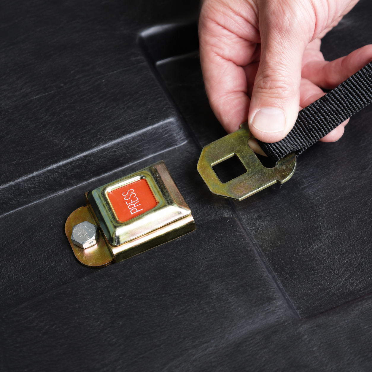 Pal 'n' Lid™ Buckle Belt Closure System | Maxpack Close-up of the Pal 'n' Lid™ buckle belt system securing a plastic pallet box lid
